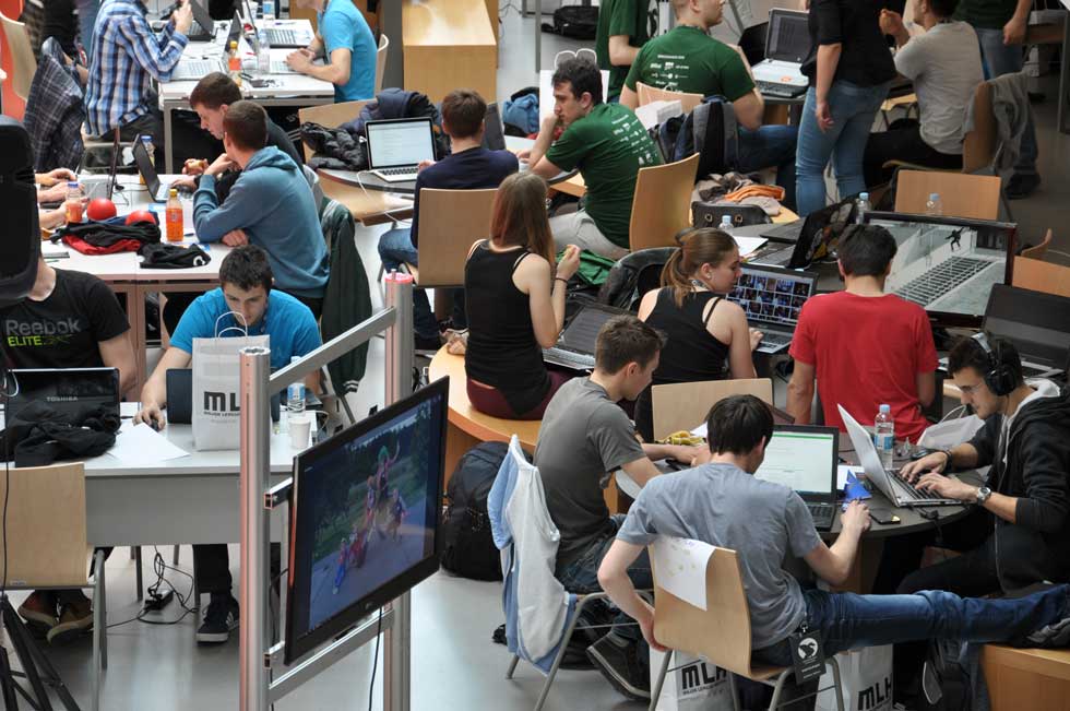 Hackatonci v polnem teku